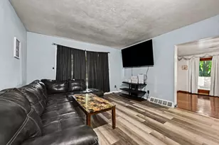 402 W Broadway St, Three Rivers, MI 49093 - Photo 3