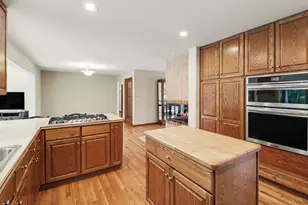 11202 Clovis Pointe Dr, South Lyon, MI 48178 - Photo 9