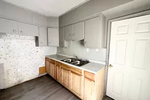 5856 Barrett St, Detroit, MI 48213 - Photo 9