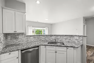 27333 Hidden Oaks Dr, Trenton, MI 48183 - Photo 5
