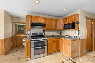 227 E Division Street NE, Rockford, MI 49341 - Photo 11