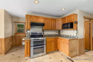 227 E Division St NE, Rockford, MI 49341 - Photo 11