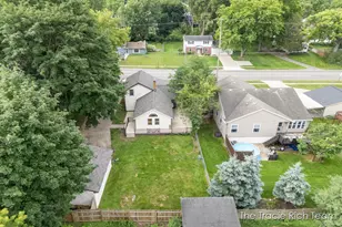 227 E Division St NE, Rockford, MI 49341 - Photo 31