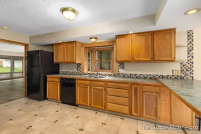 227 E Division Street NE, Rockford, MI 49341 - Photo 9