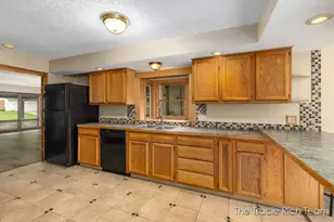 227 E Division St NE, Rockford, MI 49341 - Photo 9