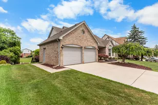 37120 Turnburry Dr, Livonia, MI 48152 - Photo 3