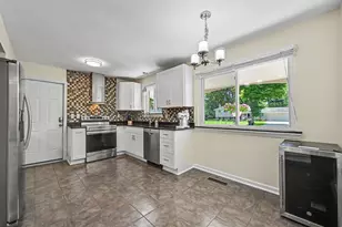 32450 Chesterbrook St, Farmington Hills, MI 48334 - Photo 9