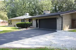 2631 Hillview Ln, Saint Joseph, MI 49085 - Photo 3