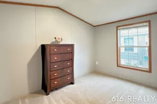 72 N Green Meadow St SE, Grand Rapids, MI 49548 - Photo 9