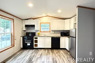 72 N Green Meadow St SE, Grand Rapids, MI 49548 - Photo 3