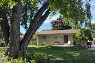 2060 Oakcrest Rd, Sterling Heights, MI 48310 - Photo 3