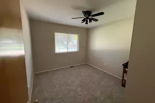 2060 Oakcrest Rd, Sterling Heights, MI 48310 - Photo 15