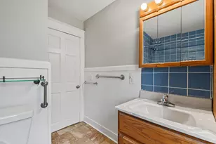 2041 Edgewood Ave NE, Grand Rapids, MI 49505 - Photo 9