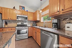 2007 Sandrel Dr NE, Grand Rapids, MI 49505 - Photo 7