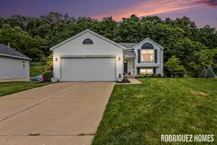2007 Sandrel Dr NE, Grand Rapids, MI 49505 - Photo 29