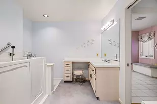 640 Cascade Hills-Ridge SE, Grand Rapids, MI 49546 - Photo 17