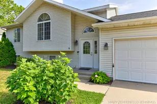 489 Sunmeadow Dr SE, Grand Rapids, MI 49508 - Photo 3