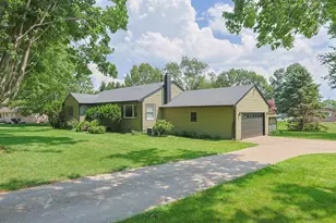 27201 Stuart St, Edwardsburg, MI 49112 - Photo 3