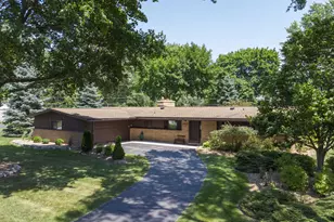 1521 Ledbury Dr, Bloomfield Township, MI 48304 - Photo 5