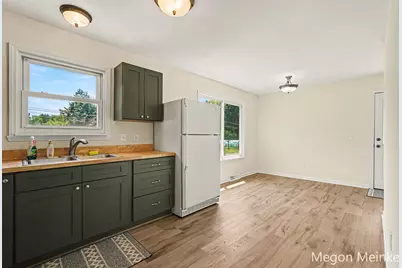 809 E Grant Street, Greenville, MI 48838 - Photo 3