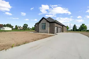 8561 Cobblestone Dr, Newport, MI 48166 - Photo 1