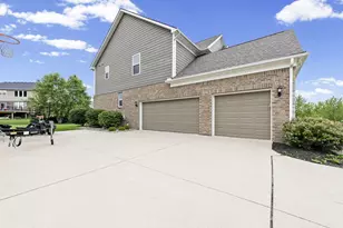 5887 Strawberry Cir, Commerce Township, MI 48382 - Photo 9