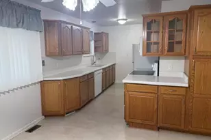 15435 Bainbridge St, Livonia, MI 48154 - Photo 3