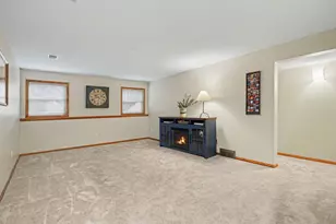 114 Sandy Point Dr, Holland, MI 49424 - Photo 19