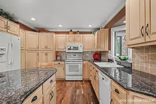400 W 35th St, Holland, MI 49423 - Photo 7