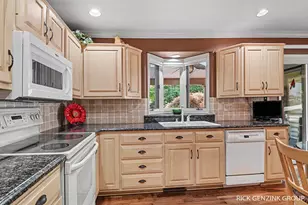 400 W 35th St, Holland, MI 49423 - Photo 9