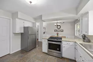 118 Lauderdale Ave NE, Grand Rapids, MI 49546 - Photo 9