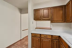 930 Piccadilly Rd, Kalamazoo, MI 49006 - Photo 9