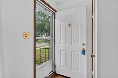 574 E Dallas Avenue, Madison Heights, MI 48071 - Photo 3