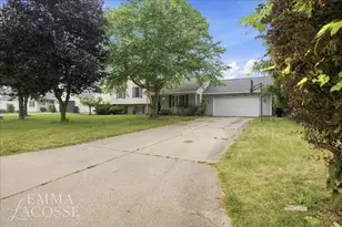 3560 Rush Creek Dr, Hudsonville, MI 49426 - Photo 3