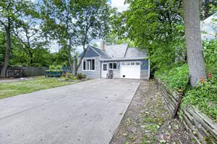 1202 Pinehurst Blvd, Kalamazoo, MI 49006 - Photo 1