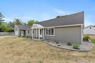 918 Emerald Cir, Lake Odessa, MI 48849 - Photo 3