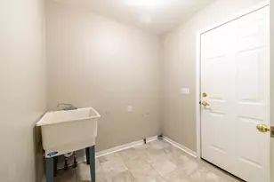 23706 W Lake Cir, Brownstown, MI 48183 - Photo 19