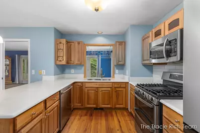 128 Collindale Avenue NW, Grand Rapids, MI 49504 - Photo 9