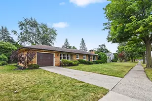 1639 Wellington Rd, Lansing, MI 48910 - Photo 3