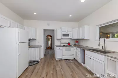 614 W Washington Street, Greenville, MI 48838 - Photo 9