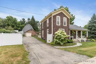 29 W Division St NE, Rockford, MI 49341 - Photo 3