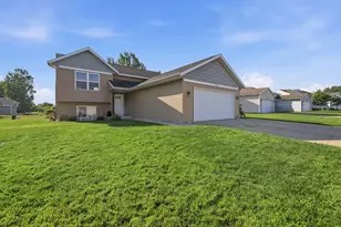 9752 Crystal Cir, Zeeland, MI 49464 - Photo 3