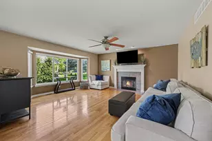913 Darwin Dr, Chelsea, MI 48118 - Photo 7