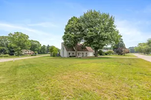 1629 Rhonda Rd, Saint Joseph, MI 49085 - Photo 5