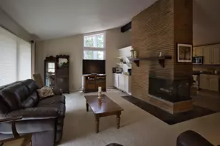 8683 Club House Dr, Brighton, MI 48116 - Photo 5