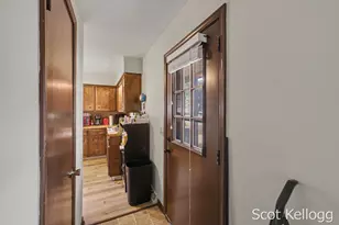 3822-3824 Burlingame Ave SW, Wyoming, MI 49509 - Photo 9