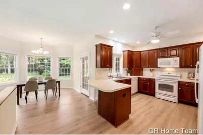 1059 Greenwood Forest SE, Grand Rapids, MI 49546 - Photo 11