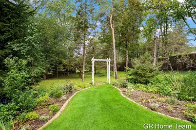 1059 Greenwood Forest SE, Grand Rapids, MI 49546 - Photo 45