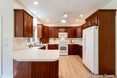 1059 Greenwood Forest SE, Grand Rapids, MI 49546 - Photo 15