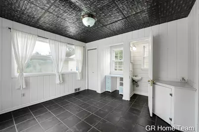 2138 Houseman Avenue NE, Grand Rapids, MI 49505 - Photo 17
